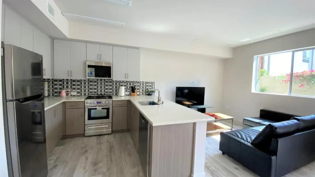 Gorgeous View 2bd 2ba Apartment in Hollywood - photo 10