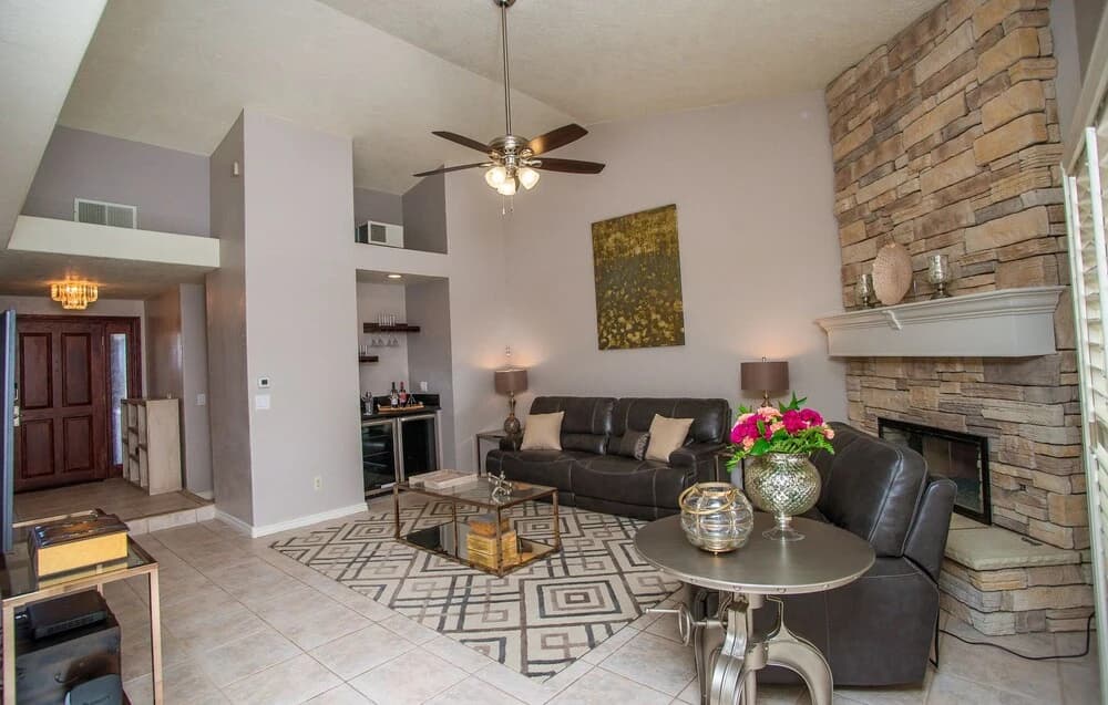 Luxury 6BR 10min to LV Strip Sleeps 20 - photo 1