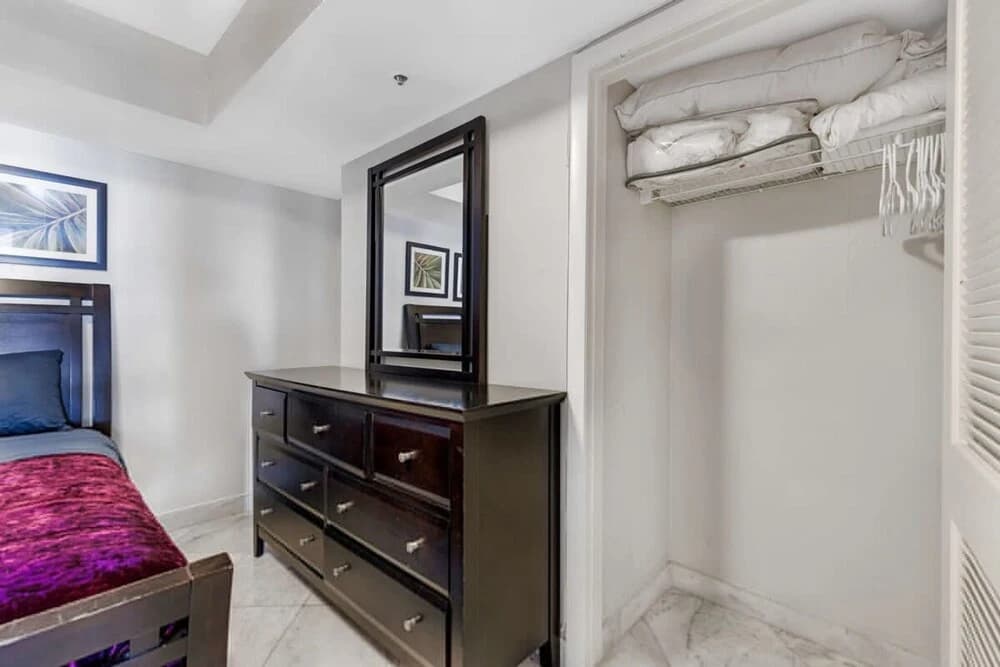 Sunny and Spacious 2 Bedroom Condo on the Bay - photo 45