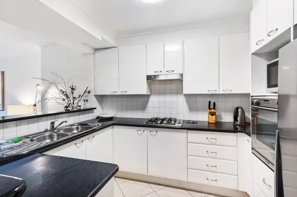 Poolside 2-bed Haven, Walk to City Centre - photo 15
