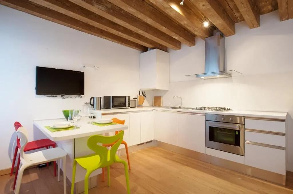 The Lion's House APT3 - photo 2