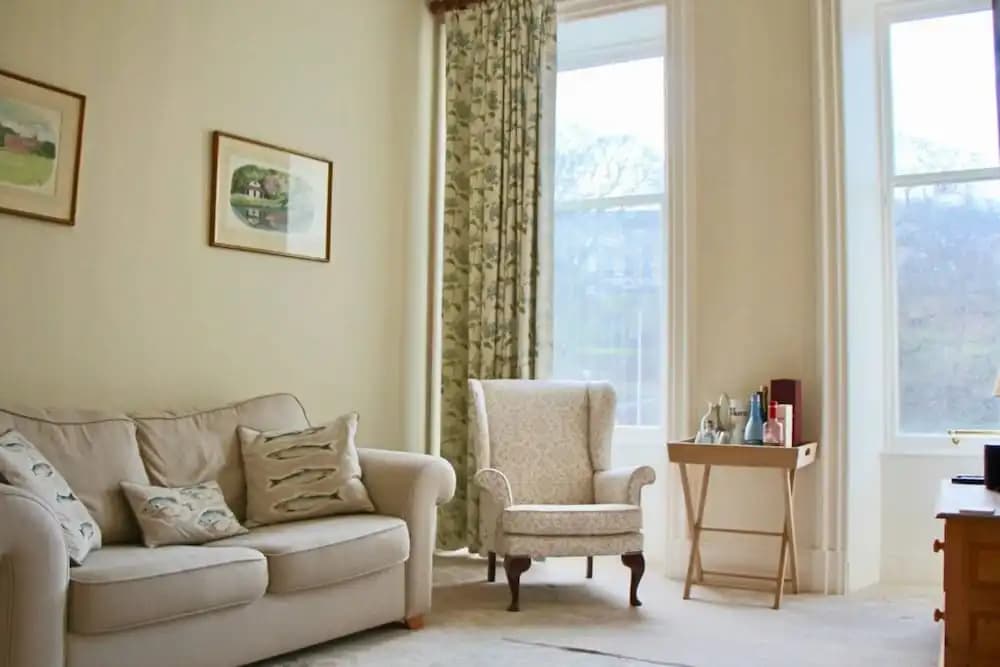 Classic 2 Bedroom Edinburgh Flat - photo 4