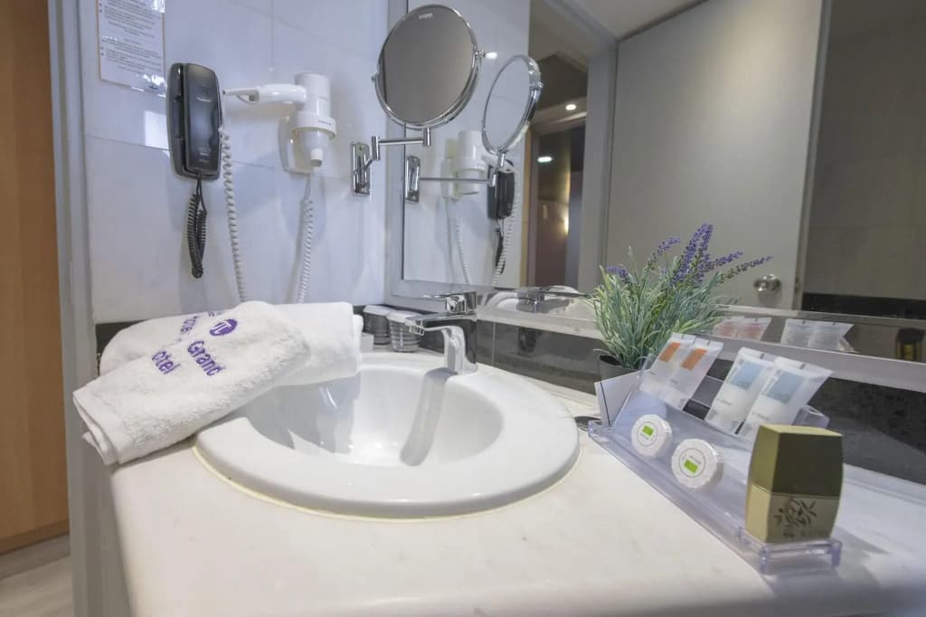 Polis Grand Hotel - photo 9