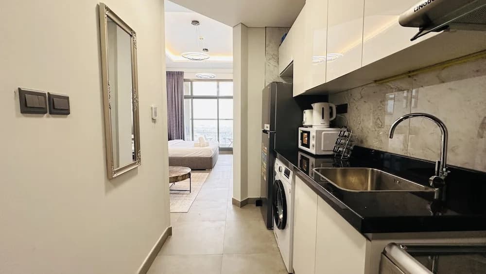 Spacious Studio Apartment Canal View Business Bay by Belvilla - photo 17