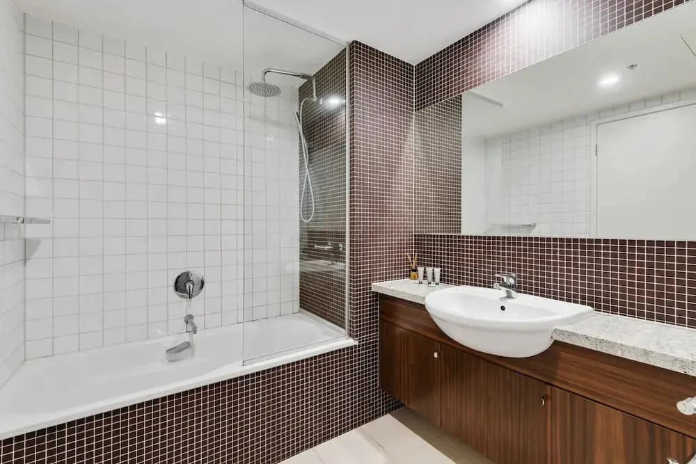 Central Southbank 1-bed Apartment - photo 6