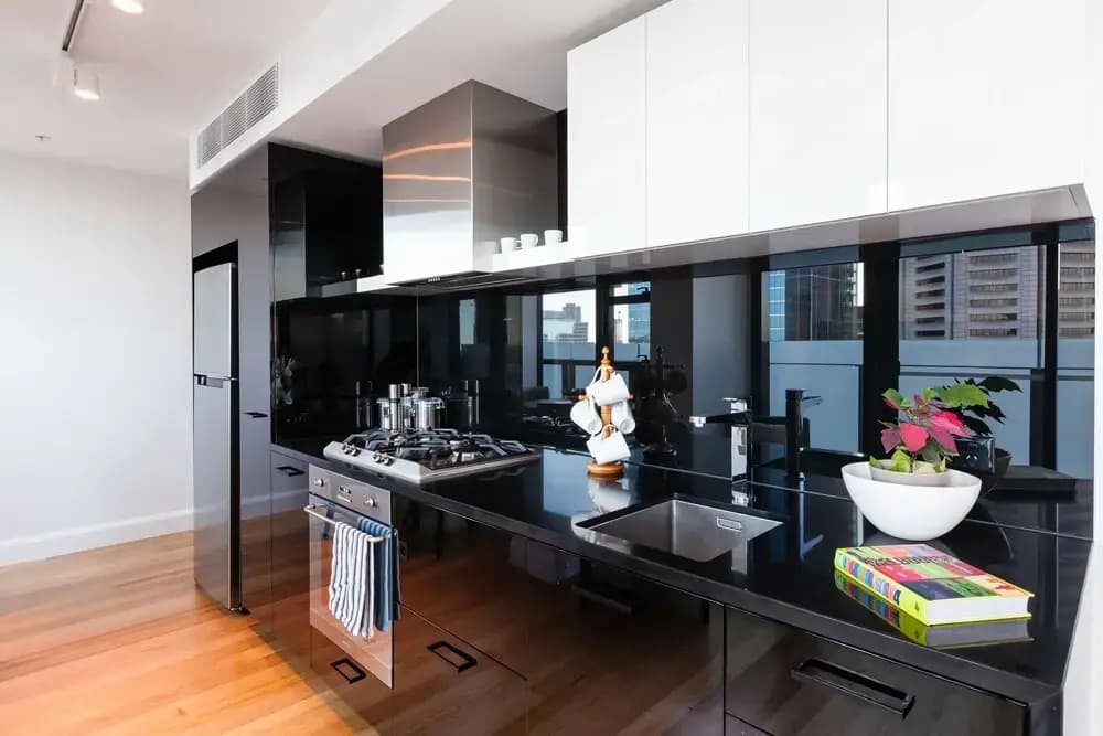 LOGAN, 2BDR Melbourne Apartment - photo 11
