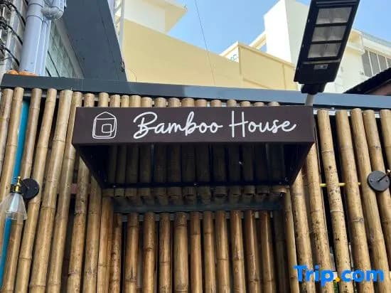 Private Full-Floor Spacious 5 Bedrooms in China Town - photo 2