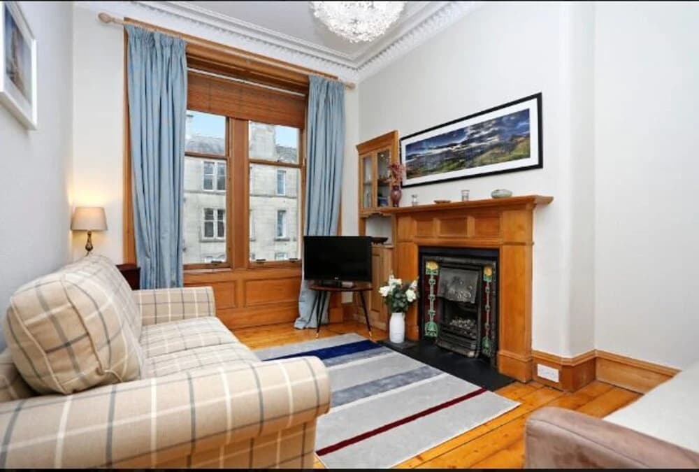 Traditional Scottish Flat with Fireplace - photo 2