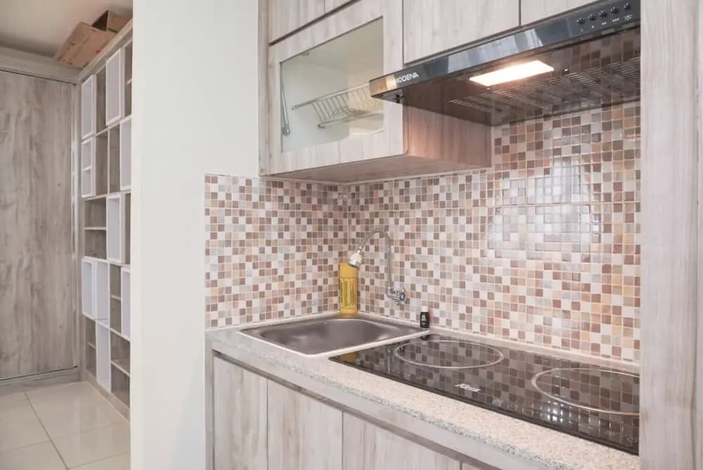 Comfort And Minimalist Studio At Amethyst Apartment - photo 15