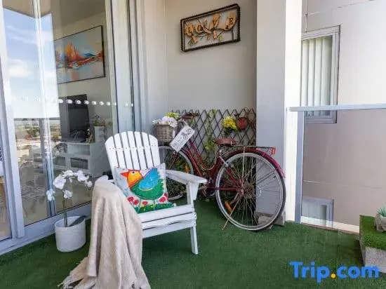 Lovely 2 Bed 2 Bath Apartment | Free Parking | Walk to Train - photo 2