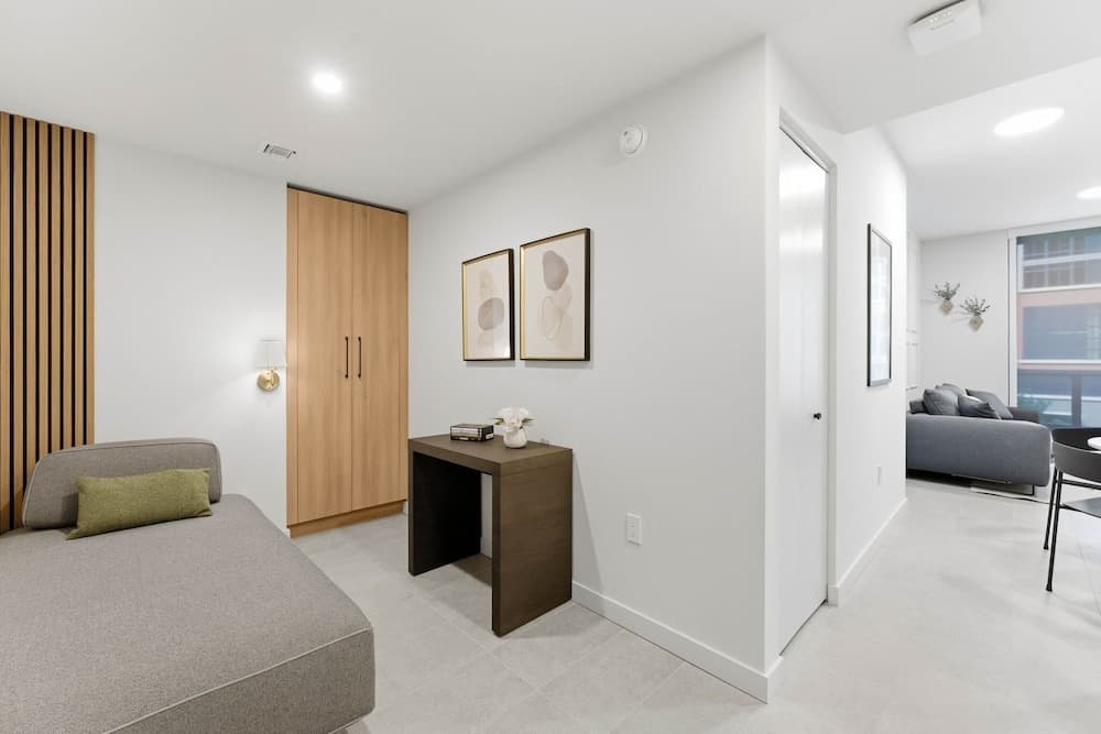 2BR + Den Downtown Miami for 5 - photo 3