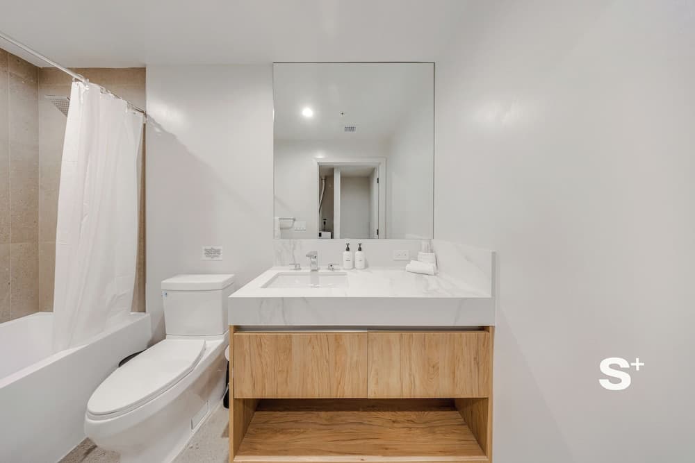 Modern Condo in DTW Miami - Pool & Gym - photo 7