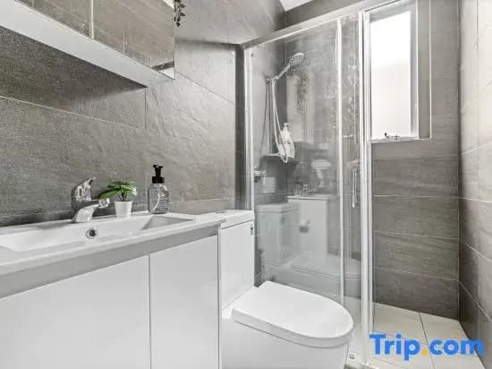 Private Room – Right by Campus & Main Street Amenities - photo 1