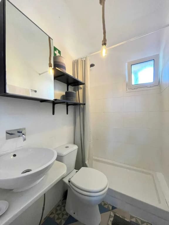 Central Hidden Gem, Rustic Modern 2 Bedroom Flat - photo 8