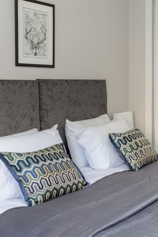 Grassmarket Modern Two Bedroom Flat - photo 2