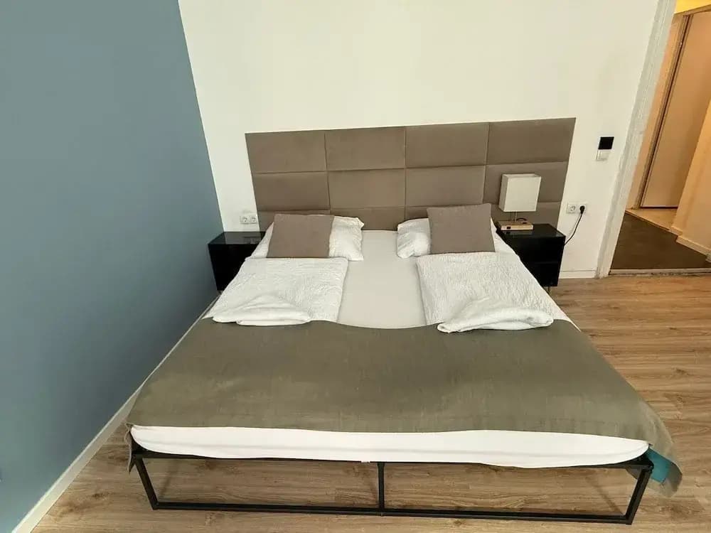 Chic 1BR Apt Steps from Schönbrunn - photo 3