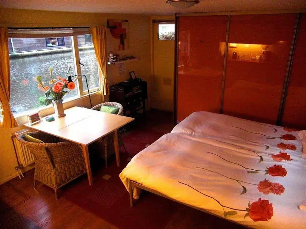 Phildutch Houseboat Amsterdam Bed and Breakfast - photo 6