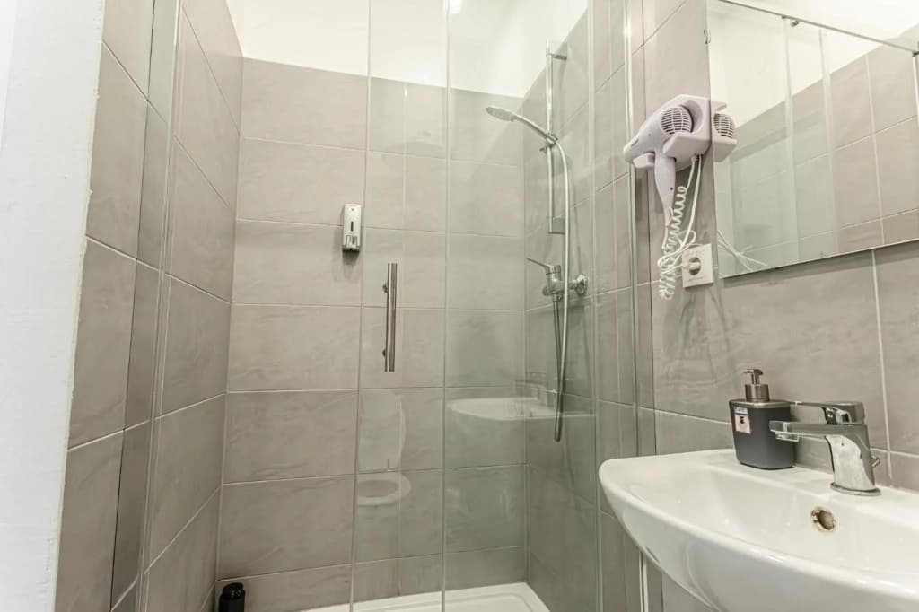 Gorgeous 1BR Apt near AKH Hospital - photo 11