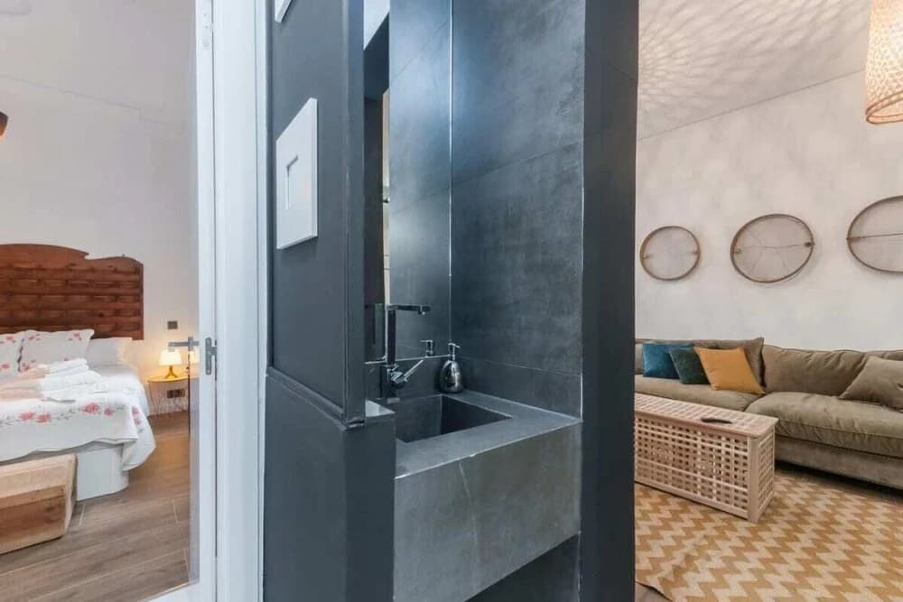 Spacious Designer Two Bed Apartment in Malasaña - photo 2