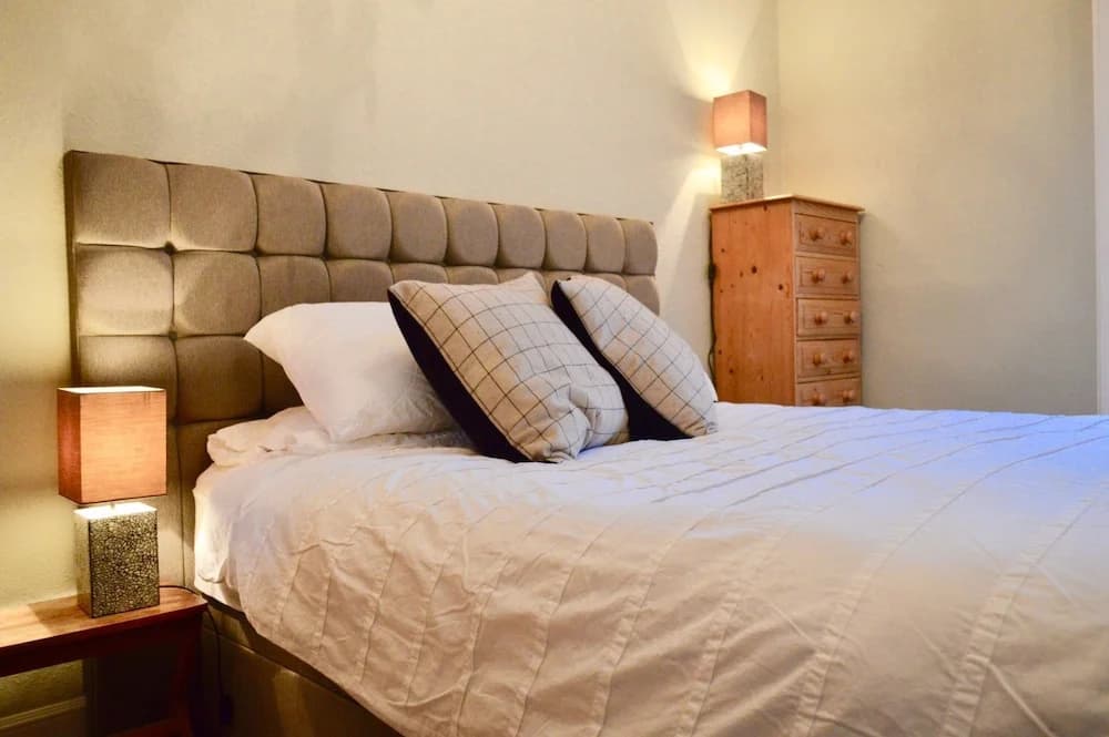 Homely 2 Bedroom Apartment in Stockbridge - photo 2