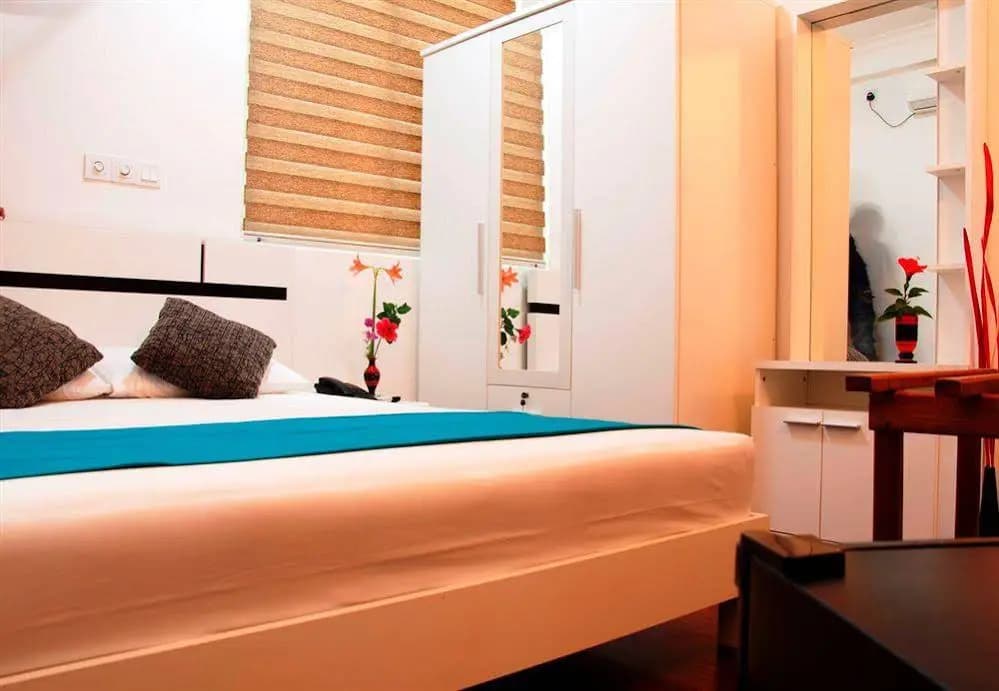 Holidaymakers Inn - photo 3