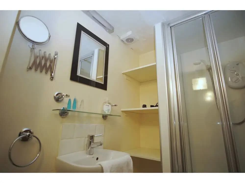 Bright, Spacious Old Town Flat for 6 - photo 6