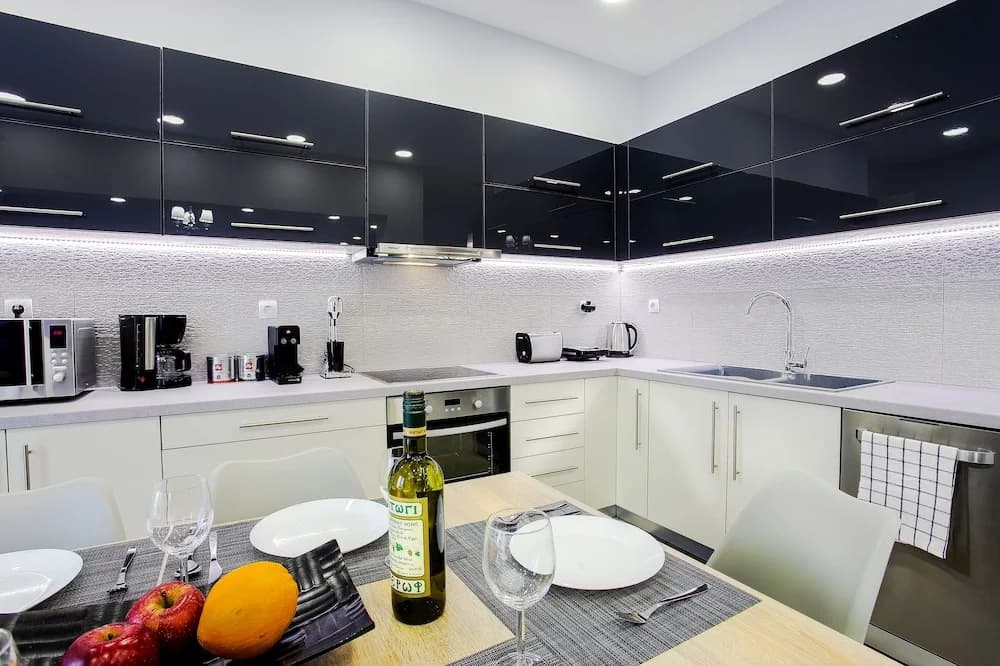 Spacious 3-Bedroom Apartment Near the Train - photo 15