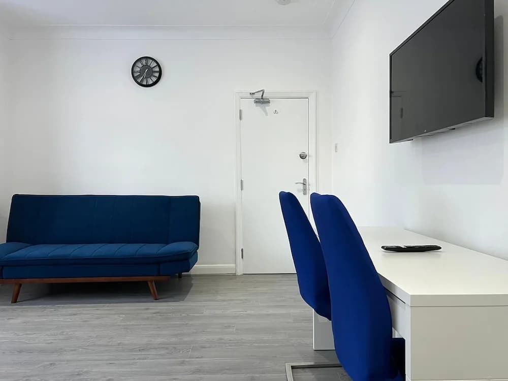 Remarkable 2-bed Apartment in Ilford, London - photo 9