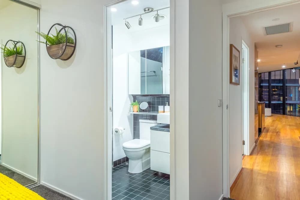 Luxury 3 Bed 2 Bath City Views - photo 12