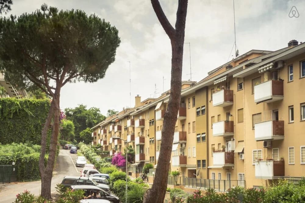 Large Flat With Garden and car Parking - photo 1