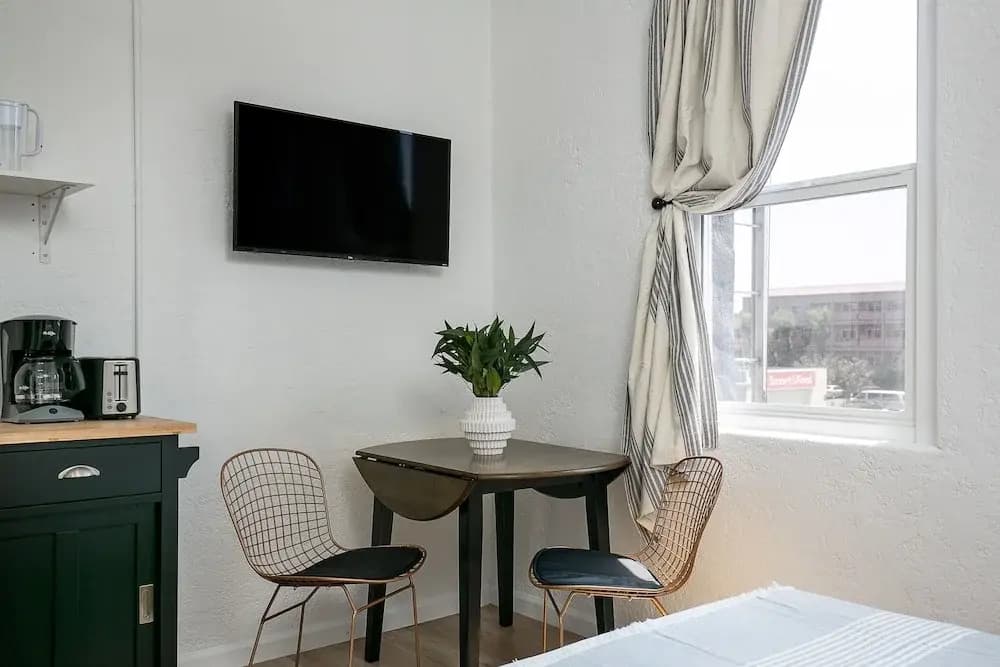 Beautiful Studio Near Hollywood! Sleeps 2! - photo 11