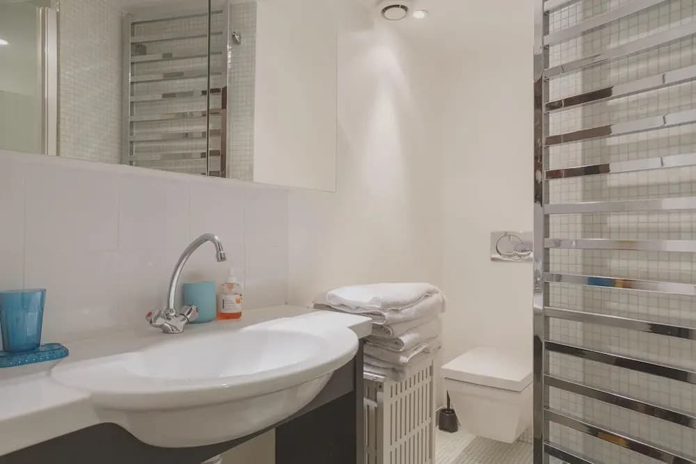 Apartment with One Bedroom in Paris, with Wifi - photo 8