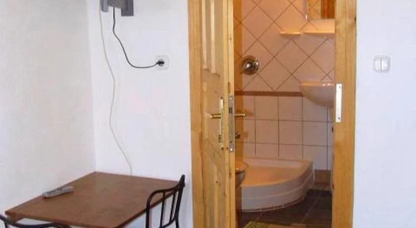 Hungaria Guesthouse - photo 7