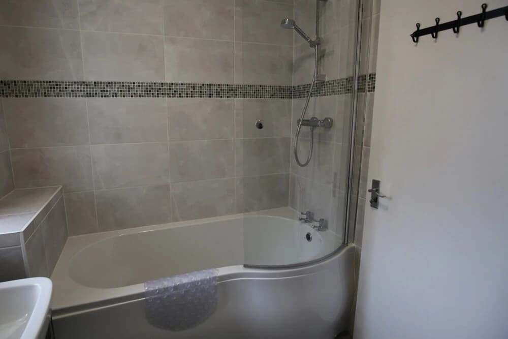 3 Bedroom Flat in Edinburgh - photo 7
