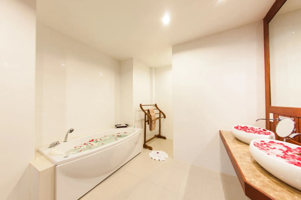 Howard Johnson by Wyndham Phuket Naiyang - photo 10