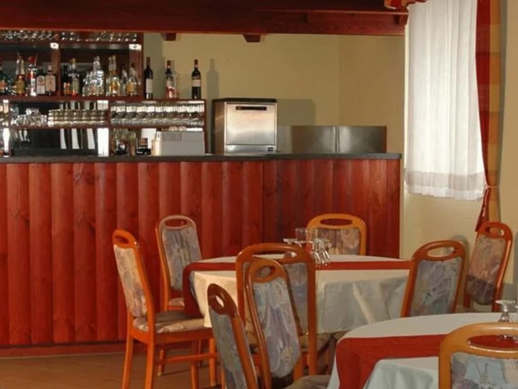FREE PARKING, FREE BREAKFAST, only 15 minutes to City Center - photo 9