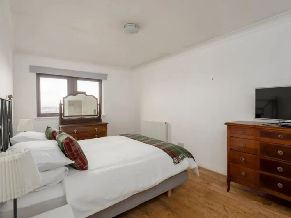 Spacious Flat In Stockbridge - photo 2