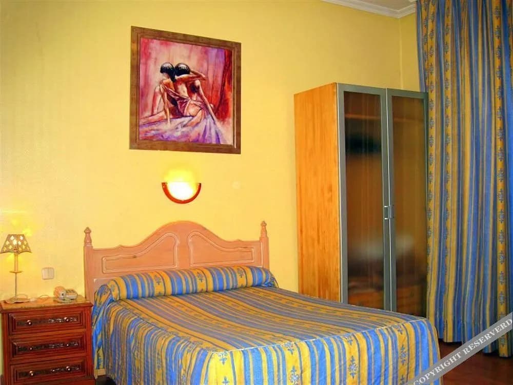 Hostal Plaza Dort - photo 4