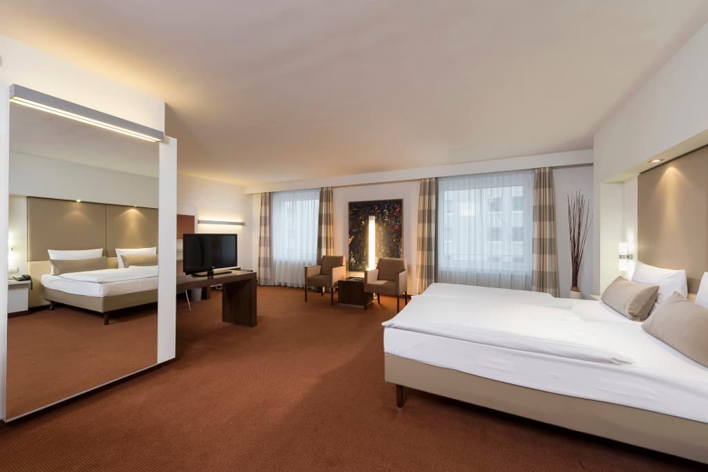 Estrel Hotel Berlin - photo 3