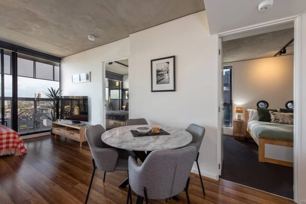 Stylish 2-bed Apt in Southbank With Parking - photo 9