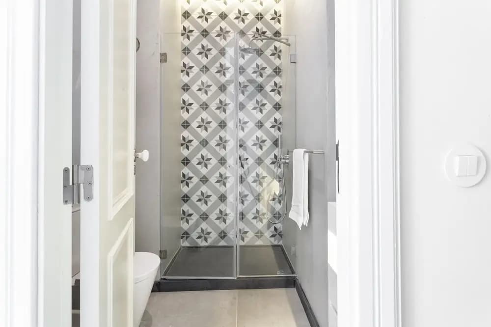 JOIVY Luxurious 2BR Apt w/street view, 2mins to Santa Justa Lift - photo 7