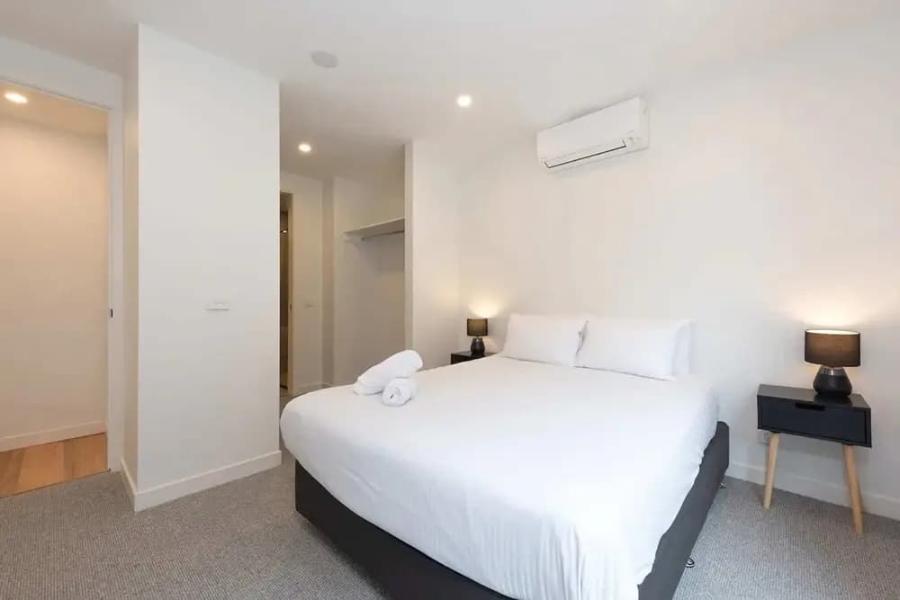 Stylish 3 Bedroom With Free Parking - photo 2