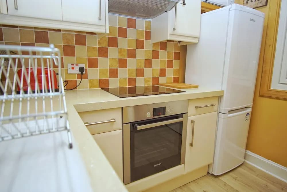 Bright & Spacious Flat 4 in Newhaven - photo 8