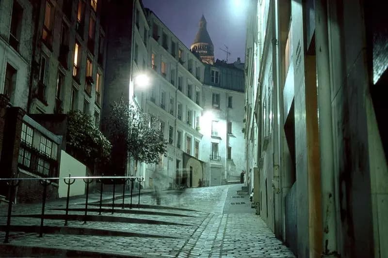 Large & Bright Apartment, Central Paris, Montmartre-Opéra, Picturesque Rue des Martyrs - photo 16
