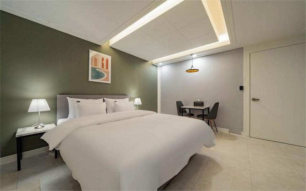 Page 9 Hotel - photo 4