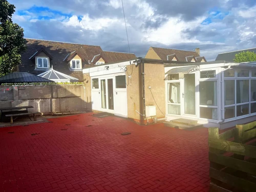 Spacious 4BR Edinburgh Home Free Parking - photo 9