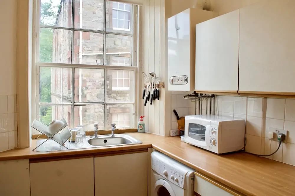 Centrally Located Meadows Flat - photo 8