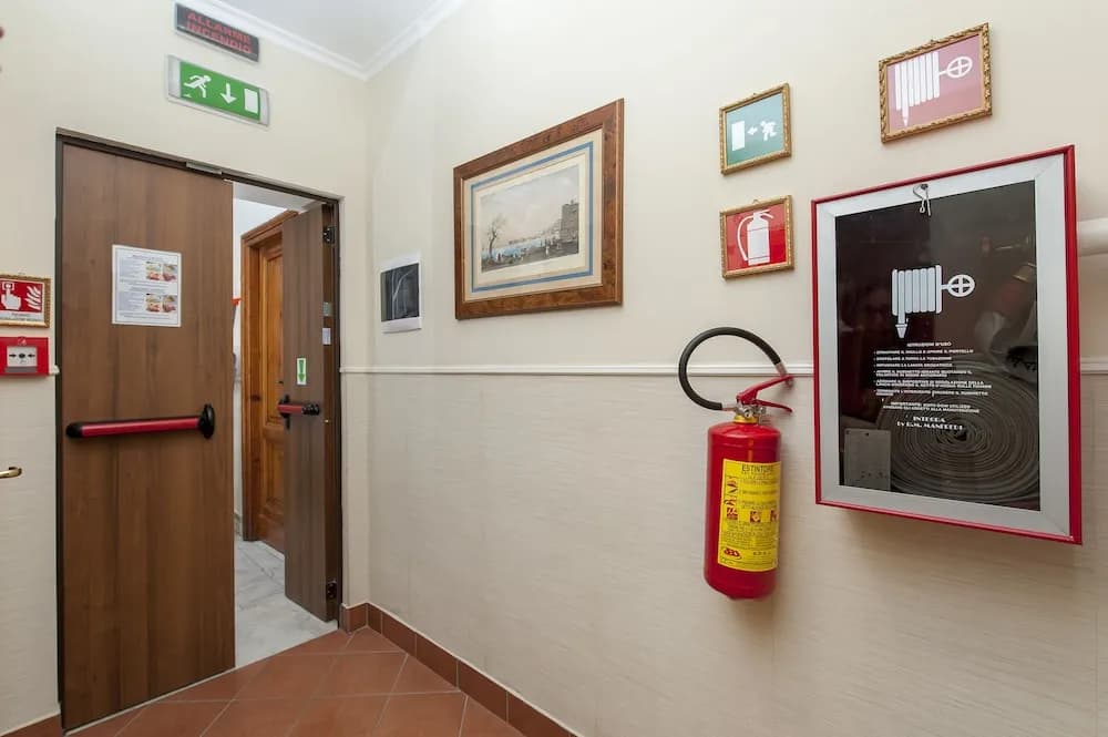 Des Artistes Budget Rooms - photo 13