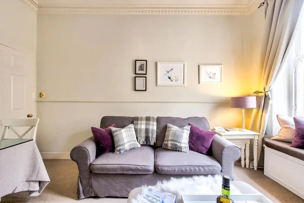 JOIVY 1-Bed Flat In Edinburgh Old Town - photo 2