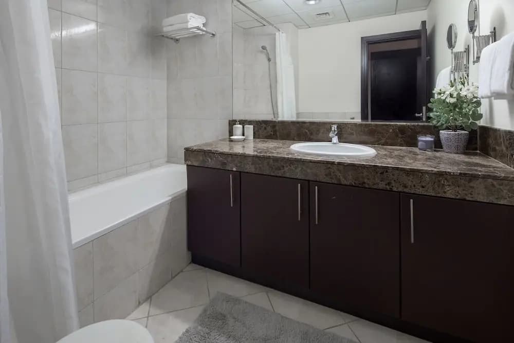 Spacious 1BR in Heart of JVC - photo 8